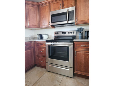 Cozy and comfy! That describes this Live Oak unit to a TEE! Wood on Pine Island Ridge Country Club in Florida - for sale on GolfHomes.com, golf home, golf lot