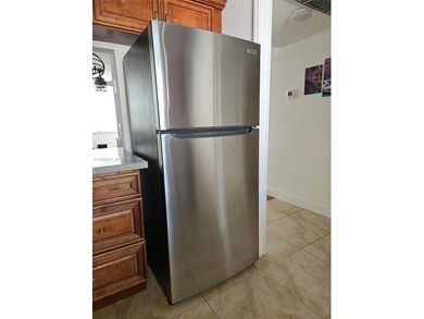 Cozy and comfy! That describes this Live Oak unit to a TEE! Wood on Pine Island Ridge Country Club in Florida - for sale on GolfHomes.com, golf home, golf lot