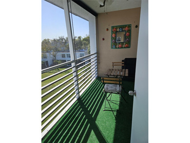 Cozy and comfy! That describes this Live Oak unit to a TEE! Wood on Pine Island Ridge Country Club in Florida - for sale on GolfHomes.com, golf home, golf lot