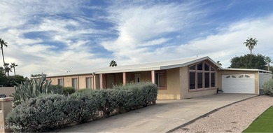 Don't miss this Sun Lakes charmer! This 2 bedroom/2 bathroom on Sun Lakes Country Club in Arizona - for sale on GolfHomes.com, golf home, golf lot
