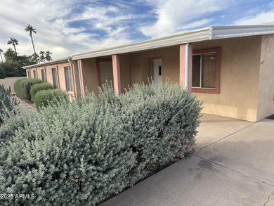 Don't miss this Sun Lakes charmer! This 2 bedroom/2 bathroom on Sun Lakes Country Club in Arizona - for sale on GolfHomes.com, golf home, golf lot