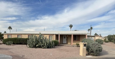 Don't miss this Sun Lakes charmer! This 2 bedroom/2 bathroom on Sun Lakes Country Club in Arizona - for sale on GolfHomes.com, golf home, golf lot