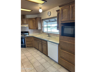 Don't miss this Sun Lakes charmer! This 2 bedroom/2 bathroom on Sun Lakes Country Club in Arizona - for sale on GolfHomes.com, golf home, golf lot