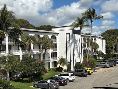 Welcome to resort-style living in this beautifully maintained on Wynmoor Golf Course in Florida - for sale on GolfHomes.com, golf home, golf lot