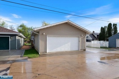 This beautifully maintained 4-bedroom, 3-bathroom home is on Virginia Golf Course in Minnesota - for sale on GolfHomes.com, golf home, golf lot
