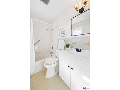 First time on the market in 40 years! This pristine, all-brick on Elizabethtown Municipal Par-3 in Kentucky - for sale on GolfHomes.com, golf home, golf lot