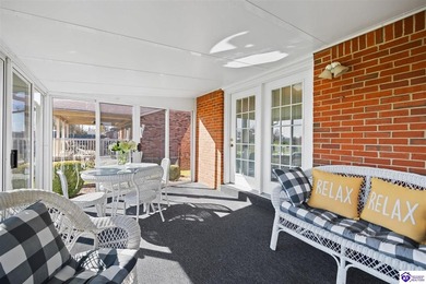 First time on the market in 40 years! This pristine, all-brick on Elizabethtown Municipal Par-3 in Kentucky - for sale on GolfHomes.com, golf home, golf lot