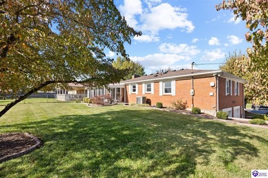 First time on the market in 40 years! This pristine, all-brick on Elizabethtown Municipal Par-3 in Kentucky - for sale on GolfHomes.com, golf home, golf lot