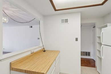 FIRST-FLOOR, MOVE-IN READY HeatherRidge condo. HEATED on Heather Ridge Golf Club in Illinois - for sale on GolfHomes.com, golf home, golf lot