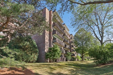 FIRST-FLOOR, MOVE-IN READY HeatherRidge condo. HEATED on Heather Ridge Golf Club in Illinois - for sale on GolfHomes.com, golf home, golf lot