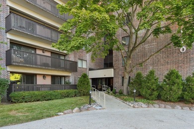 FIRST-FLOOR, MOVE-IN READY HeatherRidge condo. HEATED on Heather Ridge Golf Club in Illinois - for sale on GolfHomes.com, golf home, golf lot