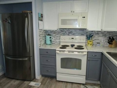 This charming 24 x 40, 2 bedrooms, 2 bath mobile home offers the on Grasslands Golf and Country Club in Florida - for sale on GolfHomes.com, golf home, golf lot