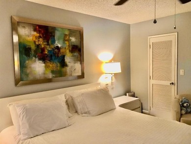 Beautiful fully remodeled pet friendly Cypress Grove Country on Palm-Aire Country Club and Resort - The Oaks in Florida - for sale on GolfHomes.com, golf home, golf lot