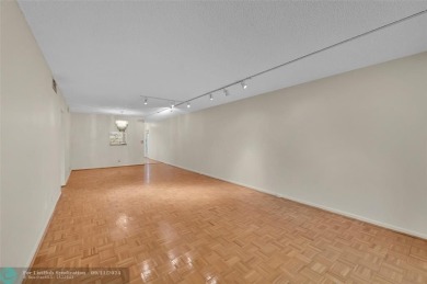 *CORNER UNIT* with a *WATER VIEW***MOTIVATED SELLER*** Parquet on Wynmoor Golf Course in Florida - for sale on GolfHomes.com, golf home, golf lot