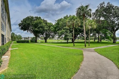 *CORNER UNIT* with a *WATER VIEW***MOTIVATED SELLER*** Parquet on Wynmoor Golf Course in Florida - for sale on GolfHomes.com, golf home, golf lot