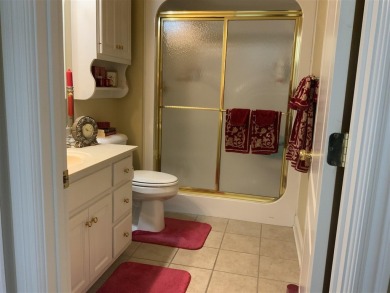 Four bedroom home, with master and 2nd bedroom on main level on CrossWinds Golf Course in Kentucky - for sale on GolfHomes.com, golf home, golf lot