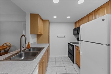 MOTIVATED SELLER!!  GOLF COURSE/LAKE VIEW! This 2 bed + den, 2 on Cross Creek Country Club in Florida - for sale on GolfHomes.com, golf home, golf lot