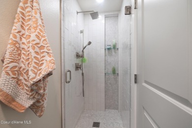 Charming and recently updated condo within walking distance of on Liberty Lake Golf Club in Washington - for sale on GolfHomes.com, golf home, golf lot