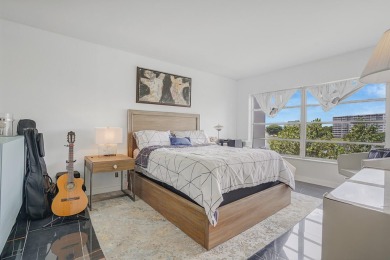 Wake up to sparkling lake views in this bright 1BR/1.5BA Palm on Palm-Aire Country Club and Resort - The Oaks in Florida - for sale on GolfHomes.com, golf home, golf lot