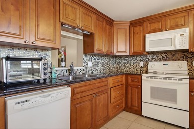 BEAUTIFUL WASHER & DRYER 2/2 CONDO IN THE VIBRANT & HIGHLY on Wynmoor Golf Course in Florida - for sale on GolfHomes.com, golf home, golf lot
