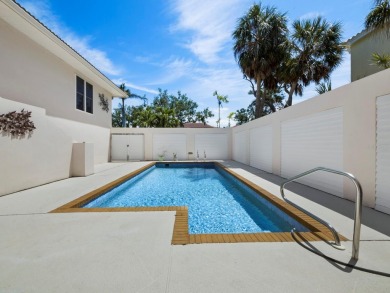 Under contract-accepting backup offers. An ideal waterfront on Longboat Key Golf Club Resort in Florida - for sale on GolfHomes.com, golf home, golf lot