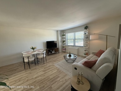 Welcome to this spacious updated one-bedroom apartment in a on Silver Lake Golf Course in New York - for sale on GolfHomes.com, golf home, golf lot