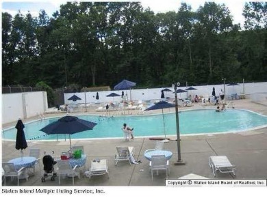 Welcome to this spacious updated one-bedroom apartment in a on Silver Lake Golf Course in New York - for sale on GolfHomes.com, golf home, golf lot