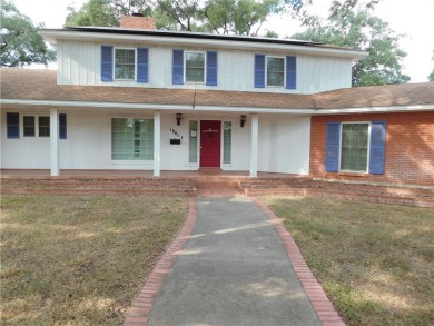 Spacious 2-Story home on a corner lot close to local restaurants on Alice Municipal Golf Course in Texas - for sale on GolfHomes.com, golf home, golf lot