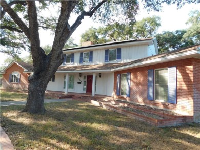 Spacious 2-Story home on a corner lot close to local restaurants on Alice Municipal Golf Course in Texas - for sale on GolfHomes.com, golf home, golf lot