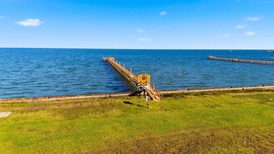 Welcome to 8 Primrose Lane--a pristine 3-bedroom, 2-bath coastal on Rockport Country Club in Texas - for sale on GolfHomes.com, golf home, golf lot