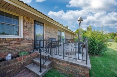 Beautifully Maintained 3-Bed, 2-Bath Home Backing to Hidden on Willow Creek Country Club in Oklahoma - for sale on GolfHomes.com, golf home, golf lot