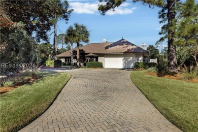 Pristine 3-bed + den/4th-bed, 2.5 bath home with lots of windows on Oyster Reef Golf Course in South Carolina - for sale on GolfHomes.com, golf home, golf lot