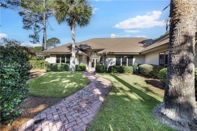 Pristine 3-bed + den/4th-bed, 2.5 bath home with lots of windows on Oyster Reef Golf Course in South Carolina - for sale on GolfHomes.com, golf home, golf lot