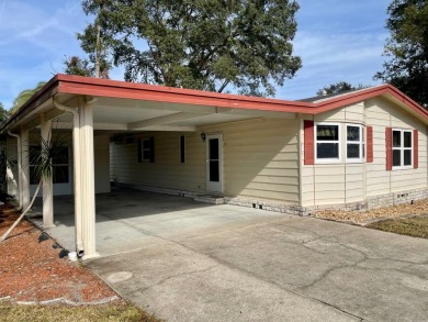 This home is ready for its new owners and has plenty of room!! on Water Oak Country Club Estates in Florida - for sale on GolfHomes.com, golf home, golf lot