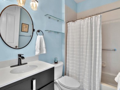 Great home in popular Aberdeen Country Club! 2 bedroom plus on Aberdeen Golf and Country Club in Florida - for sale on GolfHomes.com, golf home, golf lot