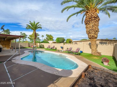 Beautiful 2BR/2BA affixed stucco mobile home with 1716 sf of on Sun Lakes Country Club in Arizona - for sale on GolfHomes.com, golf home, golf lot