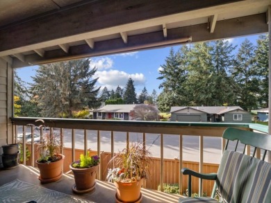 Discover your perfect sanctuary in Greenside Condo, a welcoming on Highlands Golf Club in Washington - for sale on GolfHomes.com, golf home, golf lot