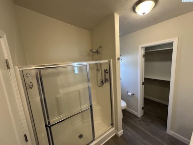 MLS# 284950 Enjoy all of the convenience of single level living on Colfax Golf Club in Washington - for sale on GolfHomes.com, golf home, golf lot
