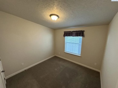 MLS# 284950 Enjoy all of the convenience of single level living on Colfax Golf Club in Washington - for sale on GolfHomes.com, golf home, golf lot