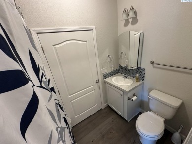 MLS# 284950 Enjoy all of the convenience of single level living on Colfax Golf Club in Washington - for sale on GolfHomes.com, golf home, golf lot