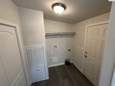 MLS# 284950 Enjoy all of the convenience of single level living on Colfax Golf Club in Washington - for sale on GolfHomes.com, golf home, golf lot
