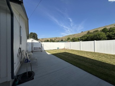 MLS# 284950 Enjoy all of the convenience of single level living on Colfax Golf Club in Washington - for sale on GolfHomes.com, golf home, golf lot