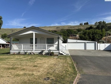 MLS# 284950 Enjoy all of the convenience of single level living on Colfax Golf Club in Washington - for sale on GolfHomes.com, golf home, golf lot