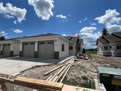 It's a beautiful life in this spacious single level townhouse! on Village Greens Golf Club in Montana - for sale on GolfHomes.com, golf home, golf lot