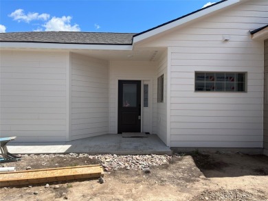 It's a beautiful life in this spacious single level townhouse! on Village Greens Golf Club in Montana - for sale on GolfHomes.com, golf home, golf lot
