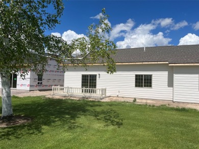 It's a beautiful life in this spacious single level townhouse! on Village Greens Golf Club in Montana - for sale on GolfHomes.com, golf home, golf lot