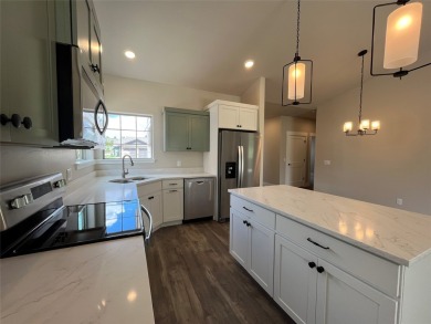 It's a beautiful life in this spacious single level townhouse! on Village Greens Golf Club in Montana - for sale on GolfHomes.com, golf home, golf lot
