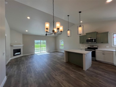 It's a beautiful life in this spacious single level townhouse! on Village Greens Golf Club in Montana - for sale on GolfHomes.com, golf home, golf lot