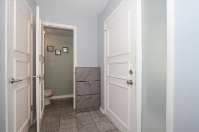 END UNIT, BACKS TO GOLF COURSE! 2 BED, 2.1 BATH TOWNHOME WITH on Palatine Hills Golf Course in Illinois - for sale on GolfHomes.com, golf home, golf lot