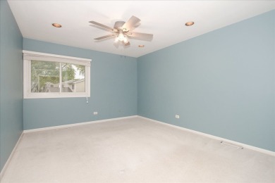 END UNIT, BACKS TO GOLF COURSE! 2 BED, 2.1 BATH TOWNHOME WITH on Palatine Hills Golf Course in Illinois - for sale on GolfHomes.com, golf home, golf lot